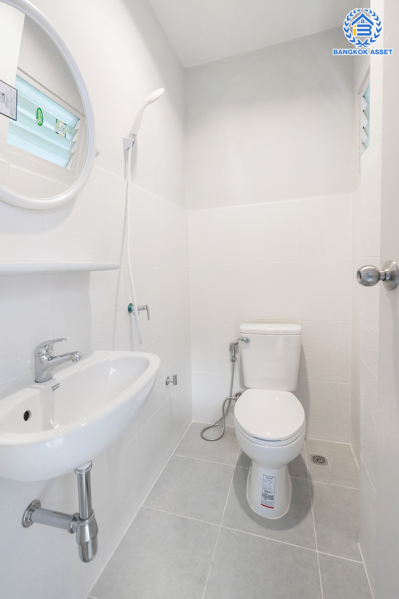 บ้านมือสองตกแต่งใหม่ ม.โนเบิลวานา ปิ่นเกล้า1 บ้านเดี่ยวหลังใหญ่ เนื้อที่ 65.6 ตร.ว. ฟังก์ชัน 3 ห้องนอน 4 ห้องน้ำ 1 ห้องแม่บ้าน จอดรถได้ 2 คัน บนสุดยอดทำเลเดินทางสะดวก หน้าโครงการติดถนนใหญ่บรมราชชนนี ใกล้ทางคู่ขนานลอยฟ้าบรมราชชนนี ม.มหิดล เซ็นทรัลศาลายา และรายล้อมด้วยสิ่งอำนวยความสะดวกครบ